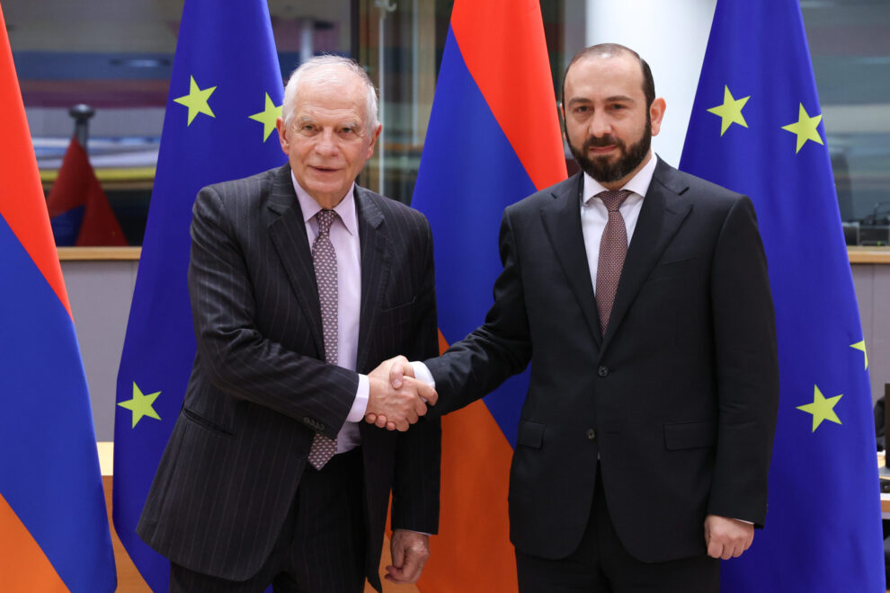 From left to right: Josep BORRELL FONTELLES (High Representative of the EU for Foreign Affairs and Security Policy), Ararat MIRZOYAN (Minister of Foreign Affairs, Armenia)