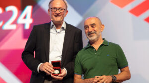 On the left: DFN CEO Christian Grimm receiving the Vietsch Foundation Medal of Honour. On the right: Valentino Cavalli, Chairman of the Board of the Vietsch Foundation’s Trustees