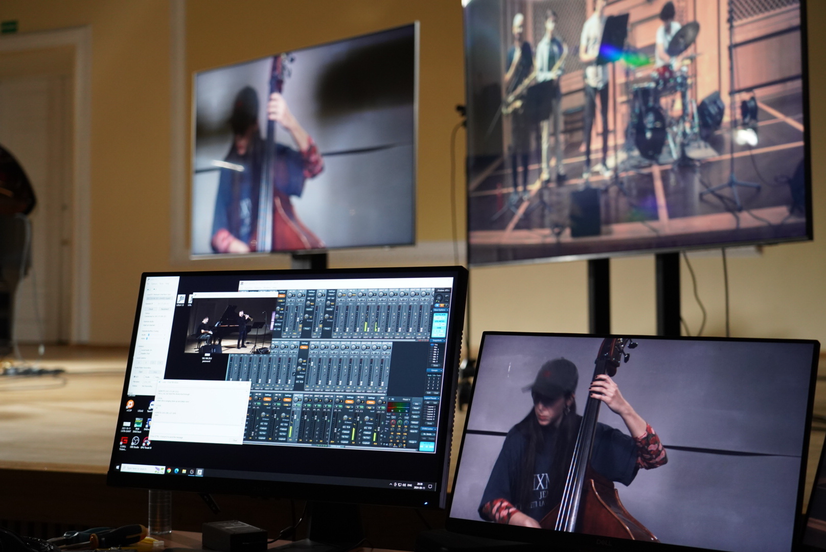 A concert across GÉANT/Litnet/ACOnet/GARR made possible by LOLA, the Low Latency Audio Video application developed by GARR and Conservatorio di Trieste in Italy. Three sites were connected using HD/4K Video streams across 10Gb/s links: Vilnius (Piano, Trumpet, and Saxophone), Vienna (Double bass) and Trieste (Sax, Drums, Trumpets, Voice).