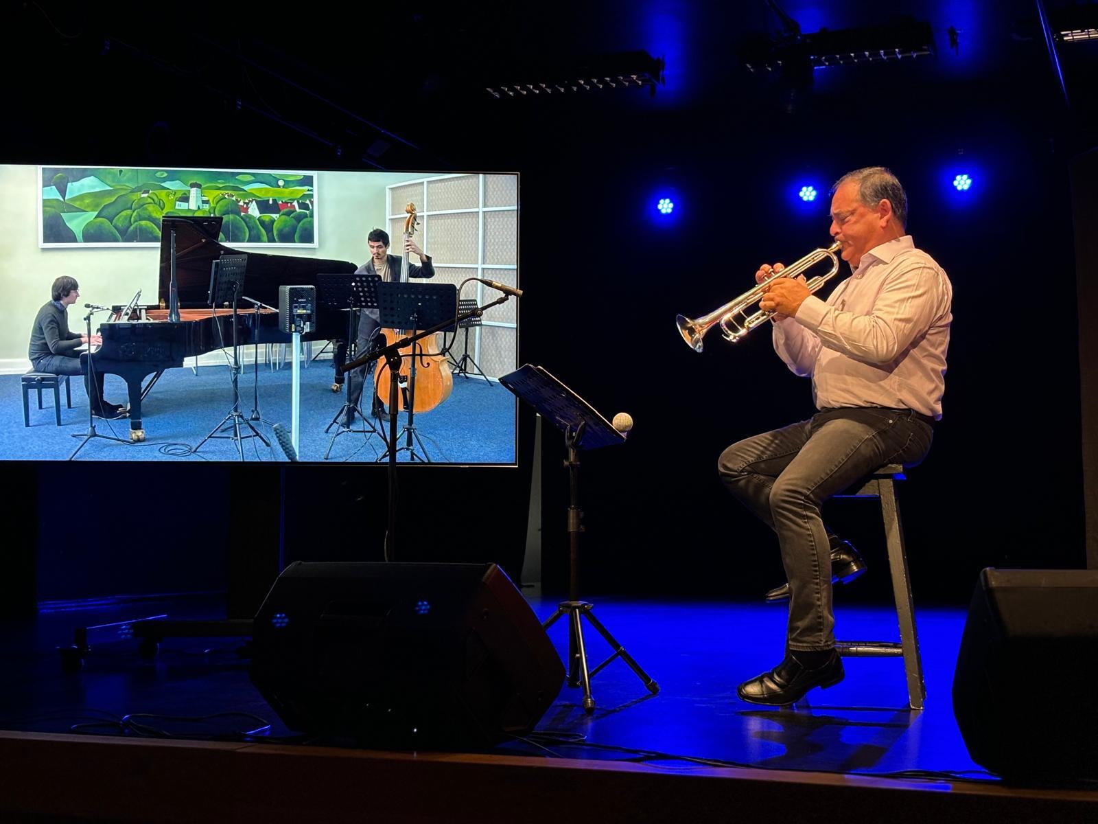 A Global Jazz Café, presented and demonstrated by David Spencer, University of Memphis, in collaboration with HAMU, Prague. David and his fellow musicians brought the audience to Paris in the 1930, with a live jazz trio (Trumpet in Vilnius, Piano and Double bass in Prague), connected using MVTP - a stand-alone, FPGA-based solution developed by CESNET.