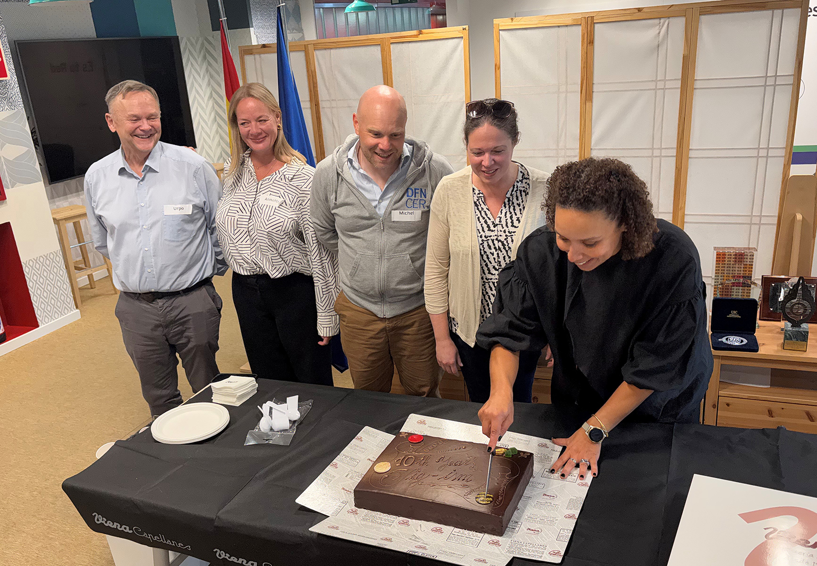 Image of SIG-ISM members cutting the tenth anniversary cake